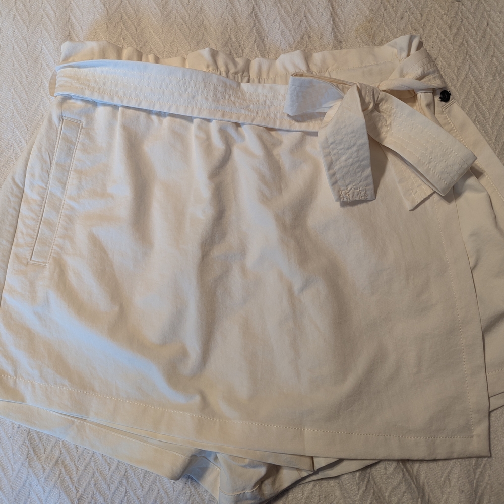 Calia Cream Belted Skorts By Carrie Underwood